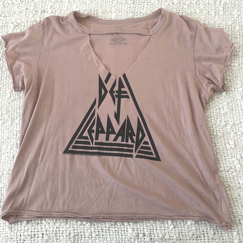 Crop top Def Leppard T-shirt, cute neck cut out detail